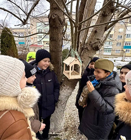 дети возле скворешника