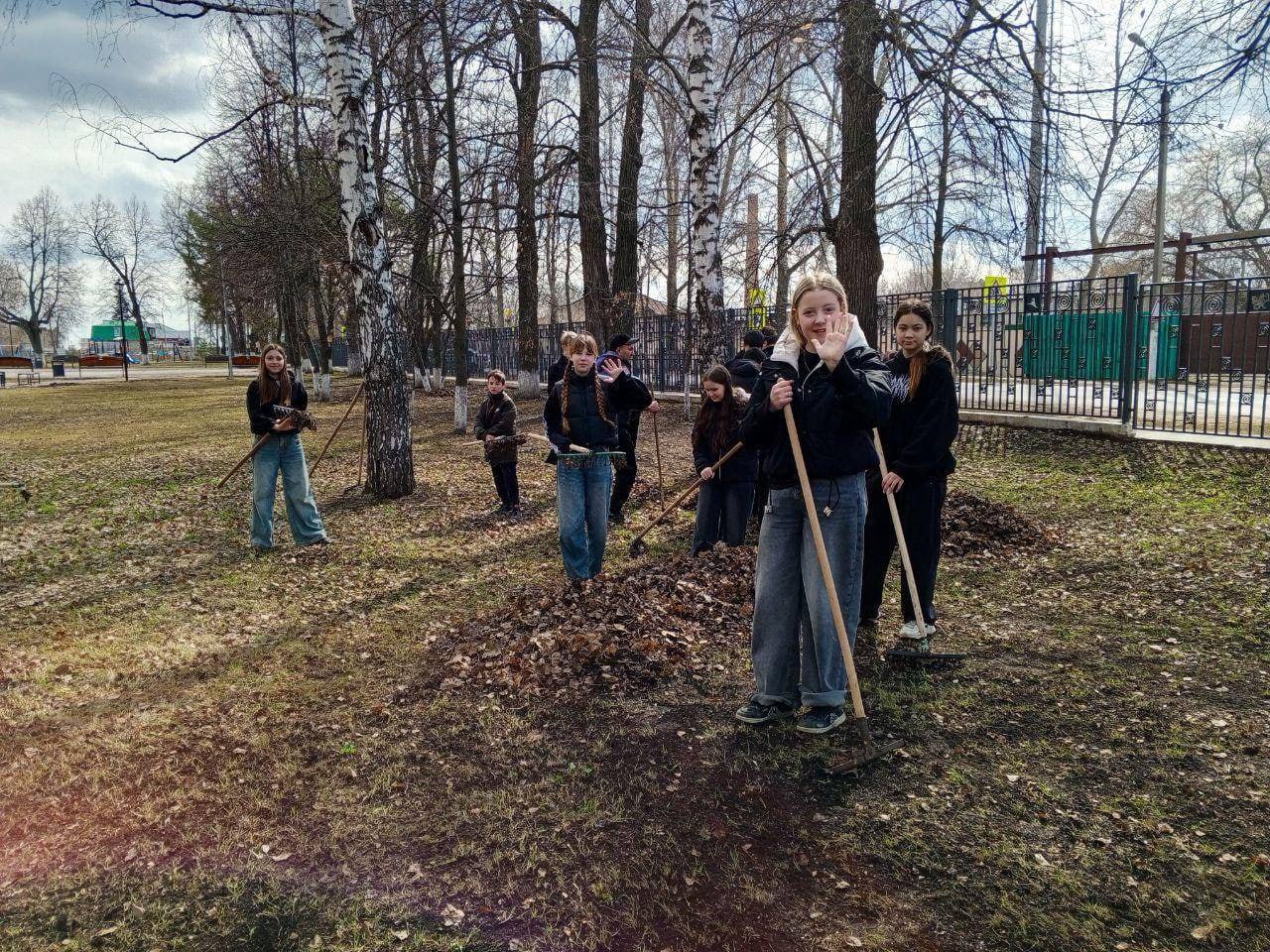 ☀️ «Рассвет» провёл субботник в парке